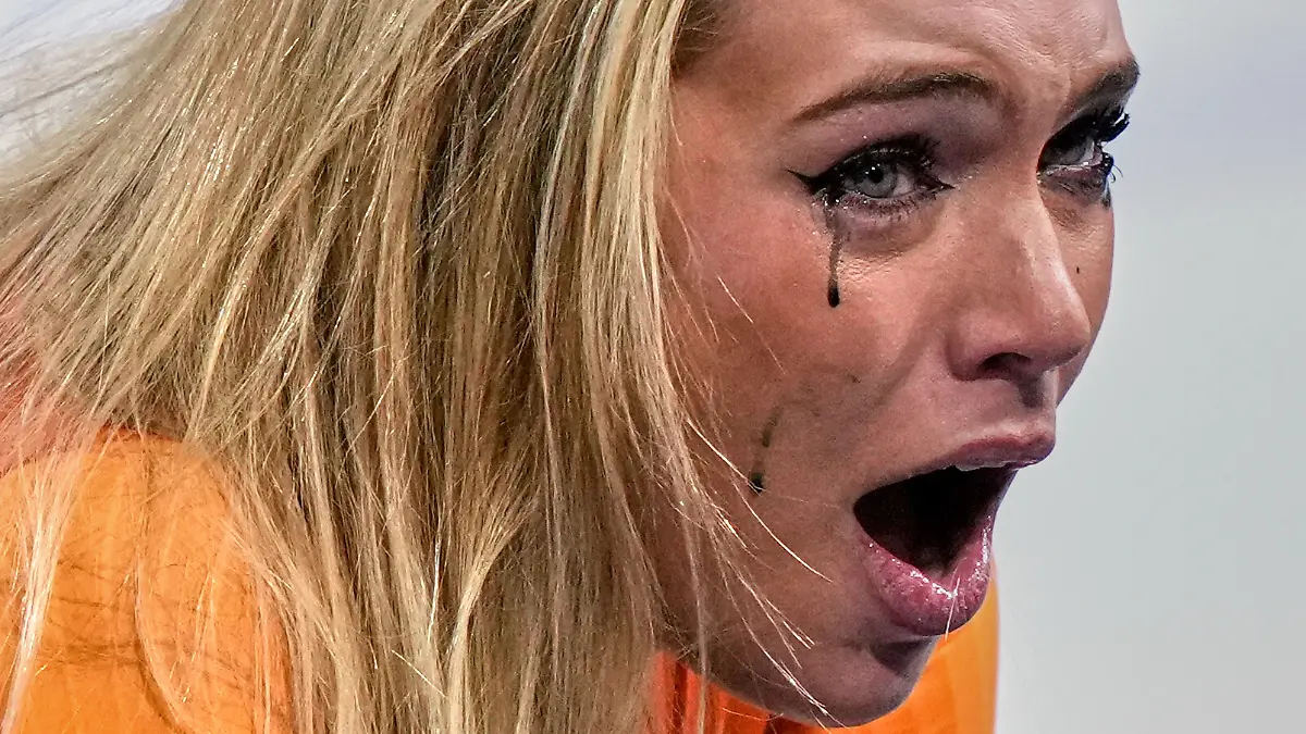 Olympia-Olympische-Winterspiele-Mailand-Cortina-2026-Eisschnelllauf-1000m-Jutta-Leerdam-aus-den-Niederlanden-weint-nach-dem-Gewinn-der-Goldmedaille