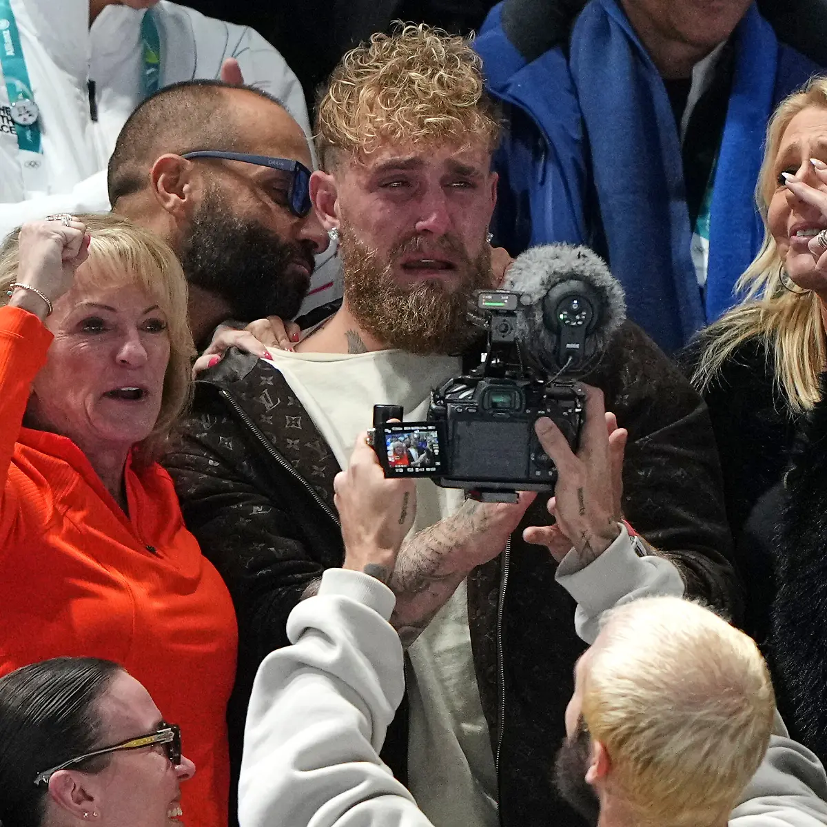 Olympia-Olympische-Winterspiele-Mailand-Cortina-2026-Eisschnelllauf-Jake-Paul-aus-den-USA-M-weint-nachdem-seine-Verlobte-Jutta-Leerdam-aus-den-Niederlanden-die-Goldmedaille-im-1-000-Meter-Eisschnelllauf-der-Frauen-gewonnen-hat