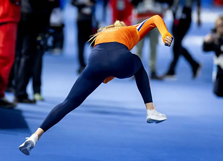 2026-02-09-17-53-17-MAILAND-Jutta-Leerdam-waermt-sich-vor-dem-1000-Meter-Eisschnelllauf-Wettbewerb-im-Mailaender-Eisschnelllaufstadion-bei-den-Olympischen-Winterspielen-auf
