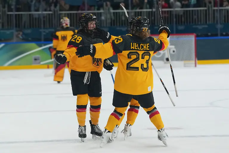 Olympia-Olympische-Winterspiele-Mailand-Cortina-2026-Eishockey-Frauen-Deutschland-Frankreich-Deutschlands-Katarina-Jobst-Smith-l-feiert-den-Siegtreffer-mit-Deutschlands-Lilli-Welcke-r-in-der-Verlaengerung-gegen-Frankreich