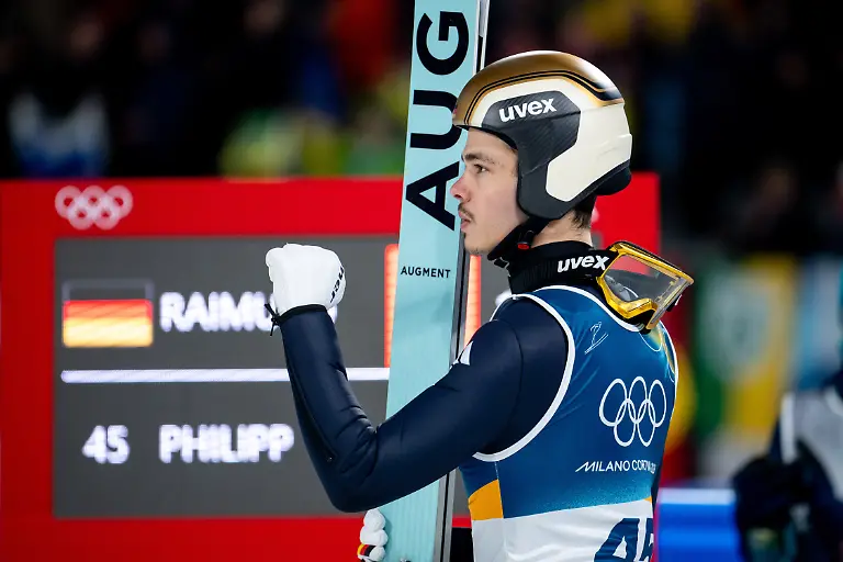 RAIMUND-Philipp-Deutschland-jubelt-im-Ziel-ITA-Olympische-Spiele-Milano-Cortina-2026-Olympia-Skispringen-Normalschanze-Einzel-Herren-09-02