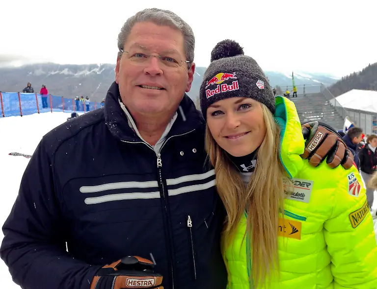 United-States-Lindsey-Vonn-right-poses-for-photographs-with-her-father-Alan-Kildow-at-the-end-of-an-alpine-ski-women-s-World-Cup-downhill-race-in-Cortina-d-Ampezzo-Italy-Friday-Jan-16-2015-Vonn-finished-10th