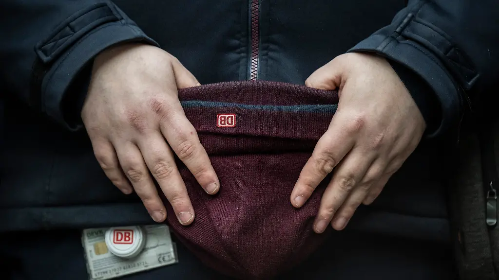 Bahn-Mitarbeiter-und-Bundespolizisten-gedenken-des-bei-nach-einem-Angriff-verstorbenen-Zugbegleiters-Der-Mann-war-bei-einem-Angriff-im-Zug-von-einem-Fahrgast-am-Montagabend-in-Rheinland-Pfalz-lebensgefaehrlich-verletzt-worden-und-am-Morgen-in-Folge-der-Verletzungen-verstorben