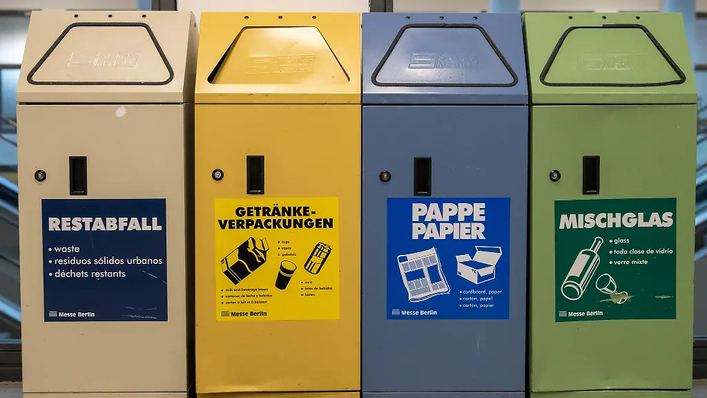 Papier-und-Pappe-gehoeren-in-die-Blaue-Tonne-logisch