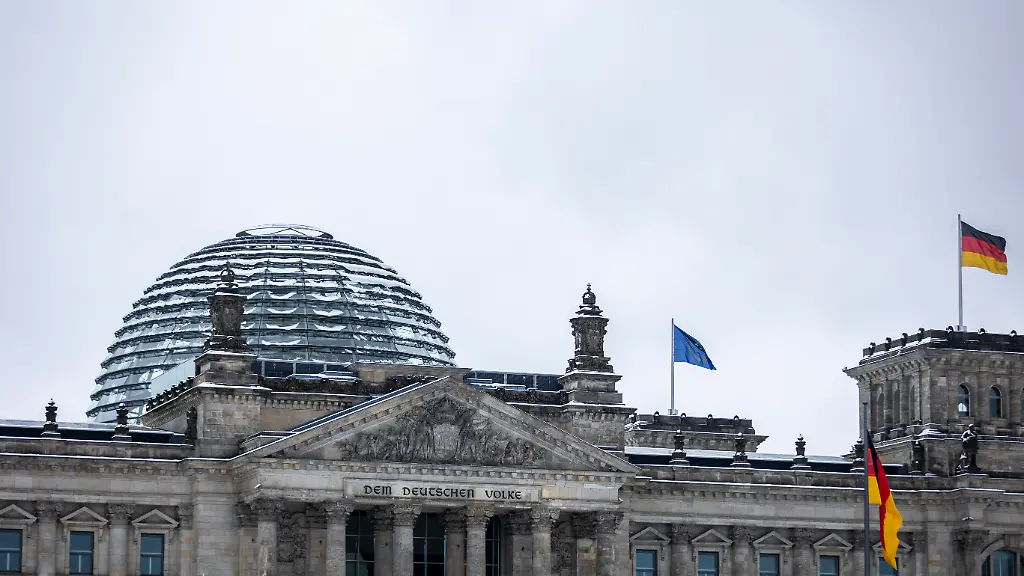 Das-Reichstagsgebaeude-im-Schnee-in-Berlin-14-02-2025