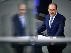 "Gegnerische Operationen stören": Dobrindt will Geheimdiensten deutlich mehr erlauben