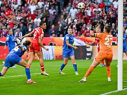 Nordrhein-Westfalen: Torwart-Sorgen: Leverkusens Kapitänin Repohl erneut verletzt