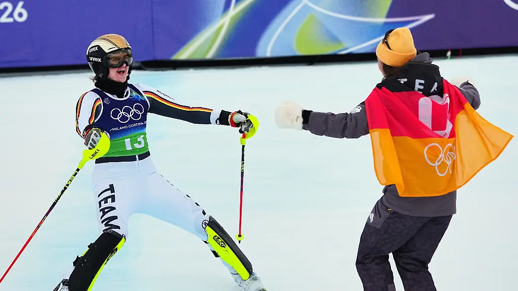 Olympia-Olympische-Winterspiele-Mailand-Cortina-2026-Ski-alpin-Tofane-Team-Kombination-Frauen-Slalom-Emma-Aicher-l-Deutschland-und-Kira-Weidle-Winkelmann-Deutschland-reagieren-im-Zielbereich