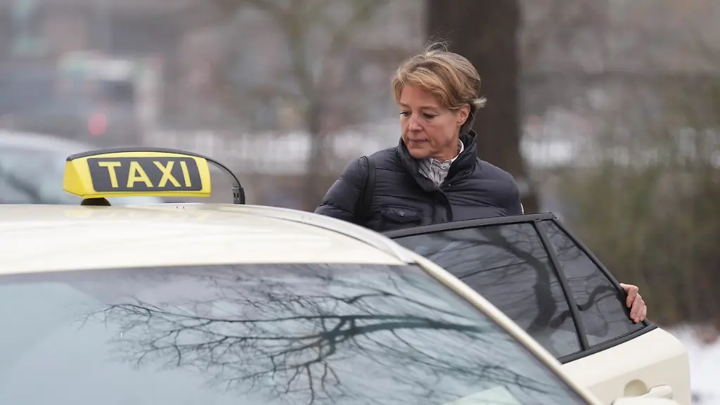 Christina-Block-deutsche-Gastronomin-und-Unternehmerin-steigt-in-ein-Taxi-vor-dem-Strafjustizgebaeude-nach-dem-Verhandlungstag-im-Prozess-wegen-mutmasslicher-Kindesentfuehrung-im-Landgericht-Hamburg-In-einer-Nacht-und-Nebel-Aktion-wurden-in-der-Silvesternacht-2023-24-zwei-Kinder-der-Gastronomie-Unternehmerin-Block-von-Daenemark-nach-Deutschland-gebracht-Wegen-der-mutmasslichen-Entfuehrung-findet-am-Landgericht-Hamburg-der-Prozess-statt-unter-anderem-gegen-Block