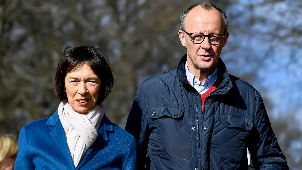 Friedrich-Merz-und-Charlotte-Merz-schaut-waehrend-der-Stimmabgabe-im-Wahlbuero-fuer-die-Bundestagswahl-2025-am-23-February-2025-in-Arnsberg-Deutschland-Foto-von-Max-Maiwald-DeFodi-Images-Friedrich-Merz-und-Charlotte-Merz-looks-on-during-the-Voting-at-the-polling-station-for-the-Bundestag-elections-on-February-23-2025-in-Arnsberg-Germany