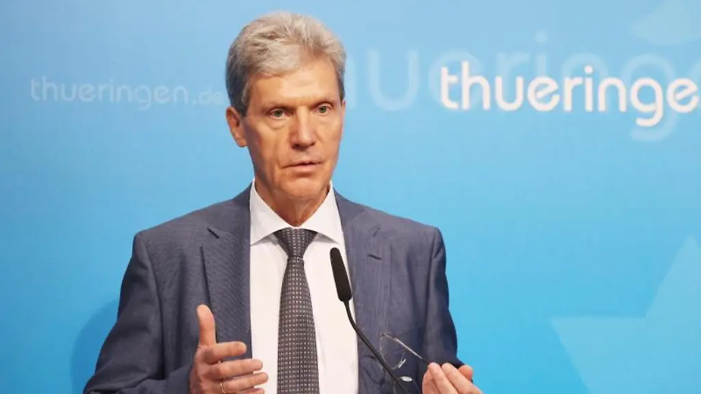 Helmut-Holter-Linke-Bildungsminister-in-Thueringen-spricht