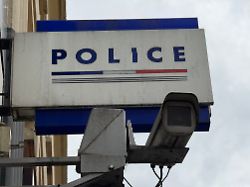 An Einem Kommissariat In Frankreich Haengt Ein Schild Mit Der Aufschrift Polizei