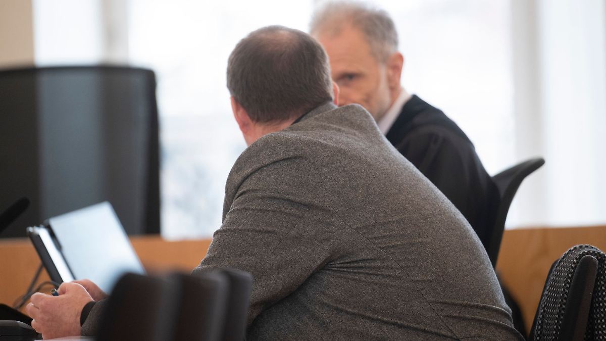 Prozess um Unfall mit drei Toten - Fahrer entschuldigt sich