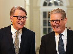 Der lange Schatten von Epstein: Starmer rettet sich - aber der "Fürst der Finsternis" schüttelt Labour durch