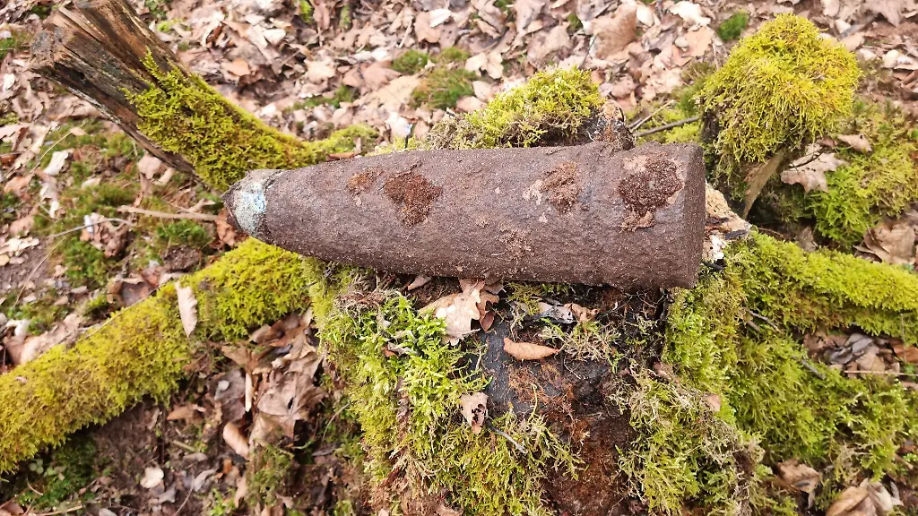 Die-Sprenggranate-stammt-nach-Angaben-der-Polizei-vermutlich-aus-dem-Zweiten-Weltkrieg