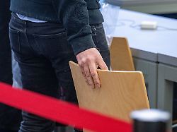 Bayern: Drogen statt Champagner - Fragen zur Herkunft der Flasche