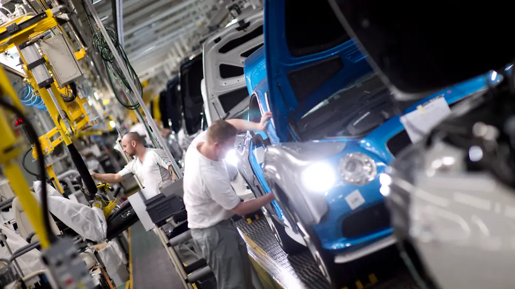 GBR-GROSSBRITANNIEN-Great-Britain-England-Crewe-24-11-2014-Arbeiter-bei-der-Montage-und-Produktion-eines-Bentley-Autos-im-englischen-Stammwerk-in-Crewe-England-Seit-der-Uebername-durch-die-Volkswagen-AG-hat-sich-der-Absatz-der-Automarke-Bentley-verzehnfacht-A-worker-assembles-a-Bentley-automobile-car-on-the-production-line-inside-the-Bentley-Motors-Ltd-workshop-in-Crewe-England-Bentley-is-an-ultra-luxury-car-brand-owned-by-Volkswagen-AG