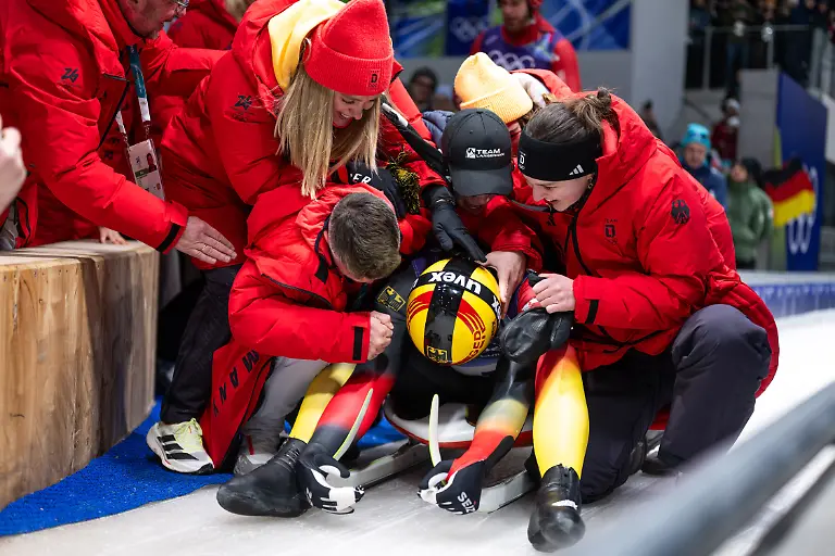 LANGENHAN-Max-Deutschland-und-Team-um-Merle-Fraebel-Anna-Berreiter-jubeln-im-Ziel-ueber-Sieg-und-Gold-Medaille-ITA-Olympische-Spiele-Milano-Cortina-2026-Olympia-Rodeln-Herren-Einzel-08-02