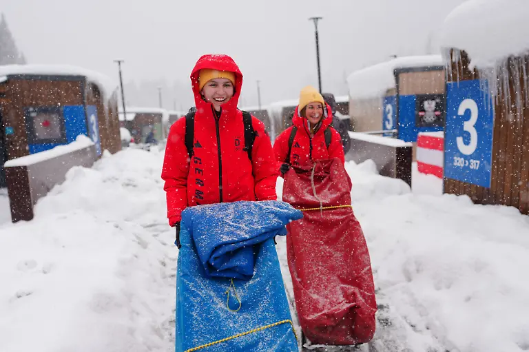 Olympia-Olympische-Winterspiele-Mailand-Cortina-2026-Rodlerin-Julia-Taubitz-Deutschland-r-und-Rodlerin-Merle-Fraebel-Deutschland-laufen-durch-das-olympische-Dorf-in-Cortina