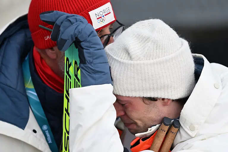 Olympia-Olympische-Winterspiele-Mailand-Cortina-2026-Biathlon-Einzel-20-km-Maenner-Sturla-Holm-Laegreid-aus-Norwegen-reagiert-emotional