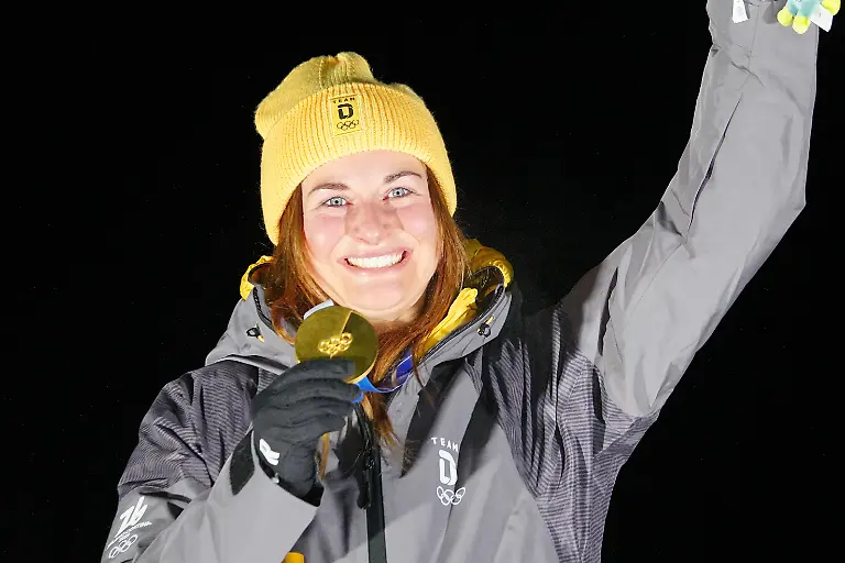 Olympia-Olympische-Winterspiele-Mailand-Cortina-2026-Rodeln-Einsitzer-Frauen-Durchgang-4-im-Cortina-Sliding-Centre-Julia-Taubitz-Deutschland-jubelt-mit-der-Goldmedaille-bei-der-Siegerehrung