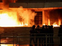 Wut auf die Vize-MP: Demonstranten stecken Sitz des albanischen Ministerpräsidenten in Brand