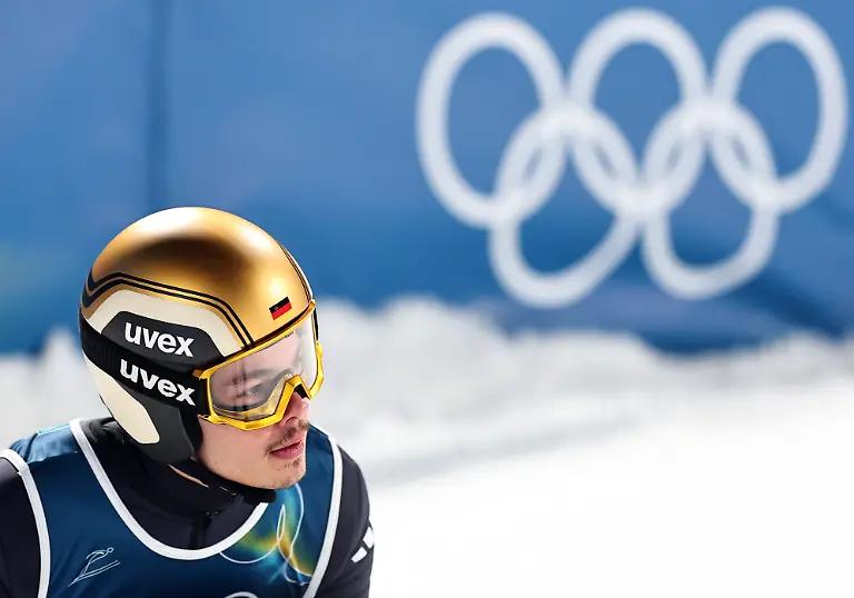 Olympia-Olympische-Winterspiele-Mailand-Cortina-2026-Ski-nordisch-Skispringen-Team-Mixed-Durchgang-1-Philipp-Raimund-Deutschland-reagiert-nach-seinem-Sprung