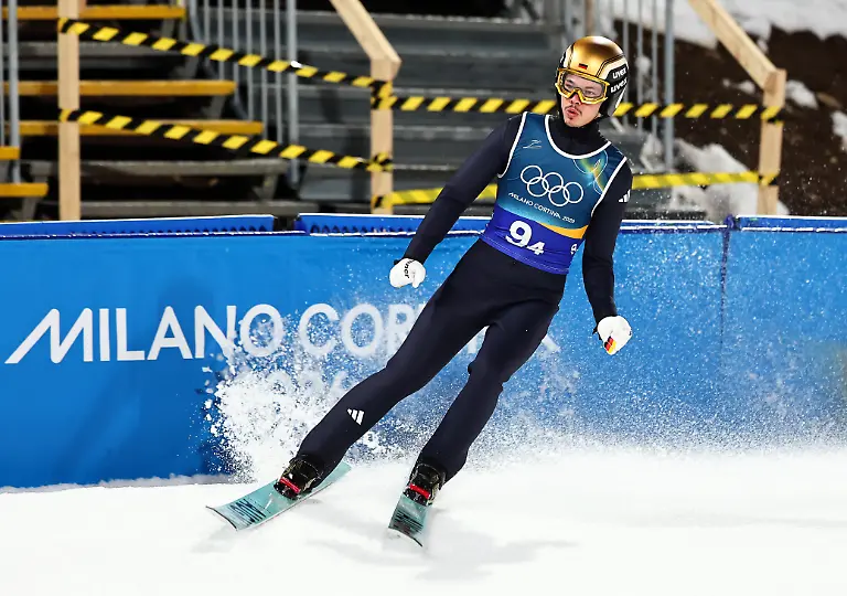 Olympia-Olympische-Winterspiele-Mailand-Cortina-2026-Ski-nordisch-Skispringen-Team-Mixed-Durchgang-2-Philipp-Raimund-Deutschland-reagiert-nach-seinem-Sprung