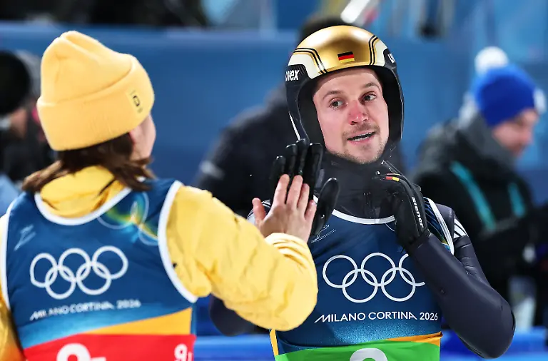 Olympia-Olympische-Winterspiele-Mailand-Cortina-2026-Ski-nordisch-Skispringen-Team-Mixed-Durchgang-2-Felix-Hoffmann-r-Deutschland-klatscht-nach-seinem-Sprung-mit-Teamkollegin-Agnes-Reisch-Deutschland-ab