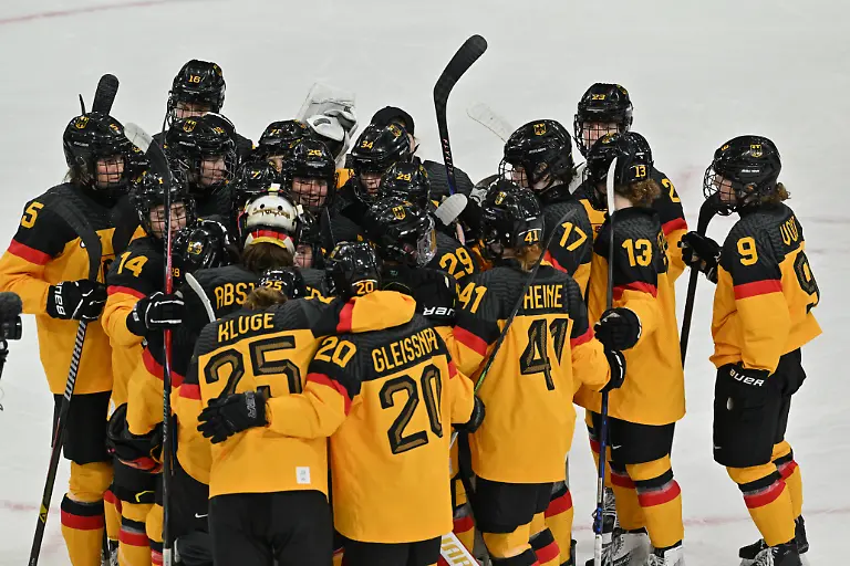Olympia-Olympische-Winterspiele-Mailand-Cortina-2026-Eishockey-Deutschland-Italien-Deutschland-Vorrunde-Gruppe-B-Spieltag-5-Deutschlands-Spielerinnen-bejubeln-den-Sieg-gegen-Italien