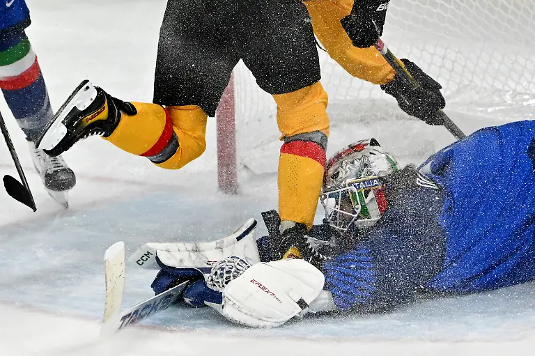Olympia-Olympische-Winterspiele-Mailand-Cortina-2026-Eishockey-Deutschland-Italien-Deutschland-Vorrunde-Gruppe-B-Spieltag-5-Laura-Kluge-l-Deutschland-erzielt-gegen-Gabriella-Durante-Italien-das-Tor-zum-1-2