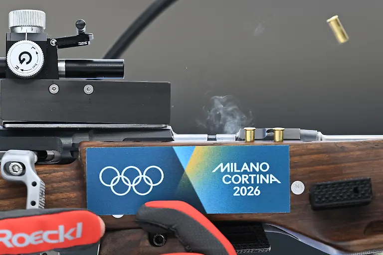 Olympia-Olympische-Winterspiele-Mailand-Cortina-2026-Biathlon-Einzel-20-km-Maenner-eine-Huelse-wird-beim-Schuss-von-Philipp-Nawrath-aus-Deutschland-ausgeworfen