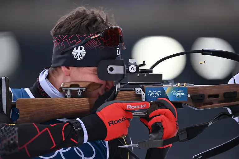 Olympia-Olympische-Winterspiele-Mailand-Cortina-2026-Biathlon-Einzel-20-km-Maenner-Philipp-Nawrath-aus-Deutschland-beim-Anschiessen-vor-dem-Rennen