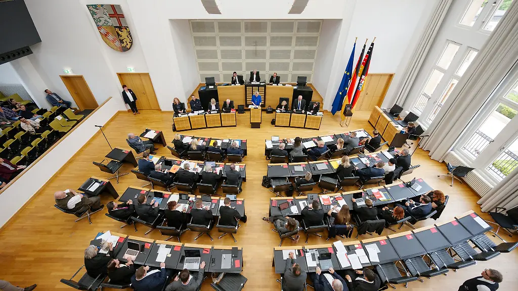 Im-Saar-Landtag-wird-ueber-ein-Vorwort-zur-Verfassung-gesprochen-Archivbild