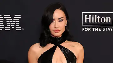 572802923