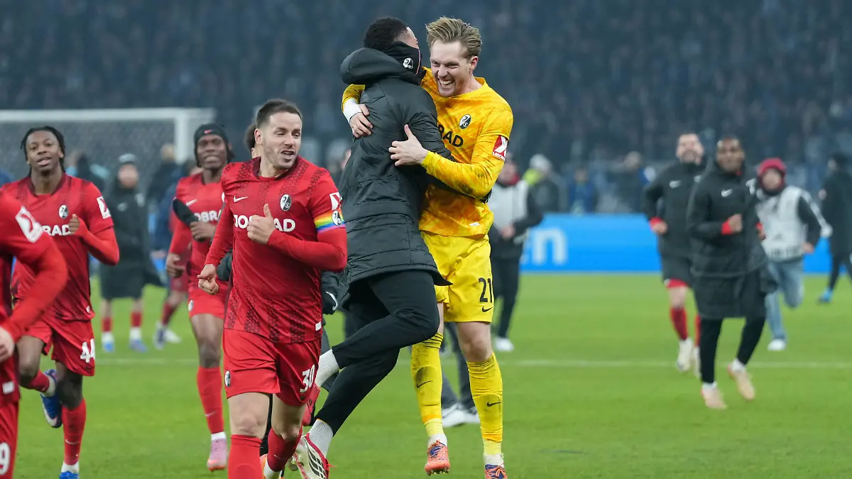 Noah-Atubolu-SC-Freiburg-01-und-Florian-Mueller-Florian-Mueller-SC-Freiburg-21-Jubel-nach-dem-Spiel-Fussball-Viertelfinale-DFB-Pokal-2025-26-Hertha-BSC-vs-SC-Freiburg-10-02-2026-Olympiastadion-Berlin-Berlin-Deutschland-DFB-REGULATIONS-PROHIBIT-ANY-USE-OF-PHOTOGRAPHS-AS-IMAGE-SEQUENCES-AND-OR-QUASI-VIDEO
