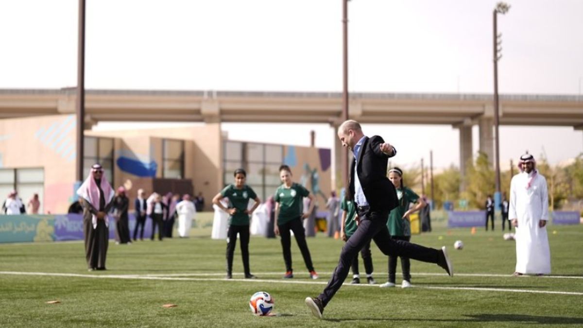 Keine-Antwort-auf-Epstein-Frage-Prinz-William-geht-in-Saudi-Arabien-mit-Frauen-kicken