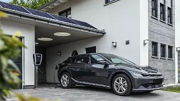 Amperfied_Wallbox_connect.solar_PV-Anlage_Elektrofahrzeug_Einfahrt