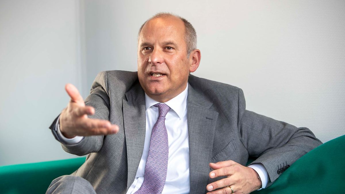 Innenminister Poseck nach Wirbelsäulen-OP wohlauf