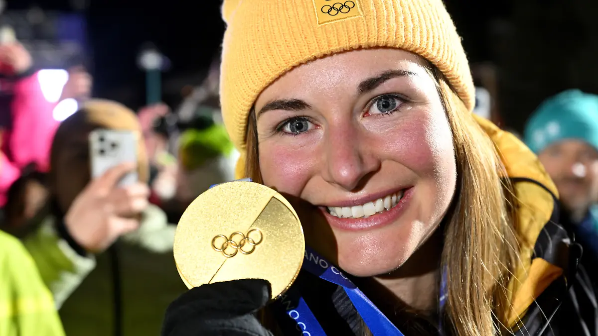 Olympia-Olympische-Winterspiele-Mailand-Cortina-2026-Rodeln-Einsitzer-Frauen-Durchgang-4-im-Cortina-Sliding-Centre-Julia-Taubitz-Deutschland-jubelt-mit-ihrer-Goldmedaille