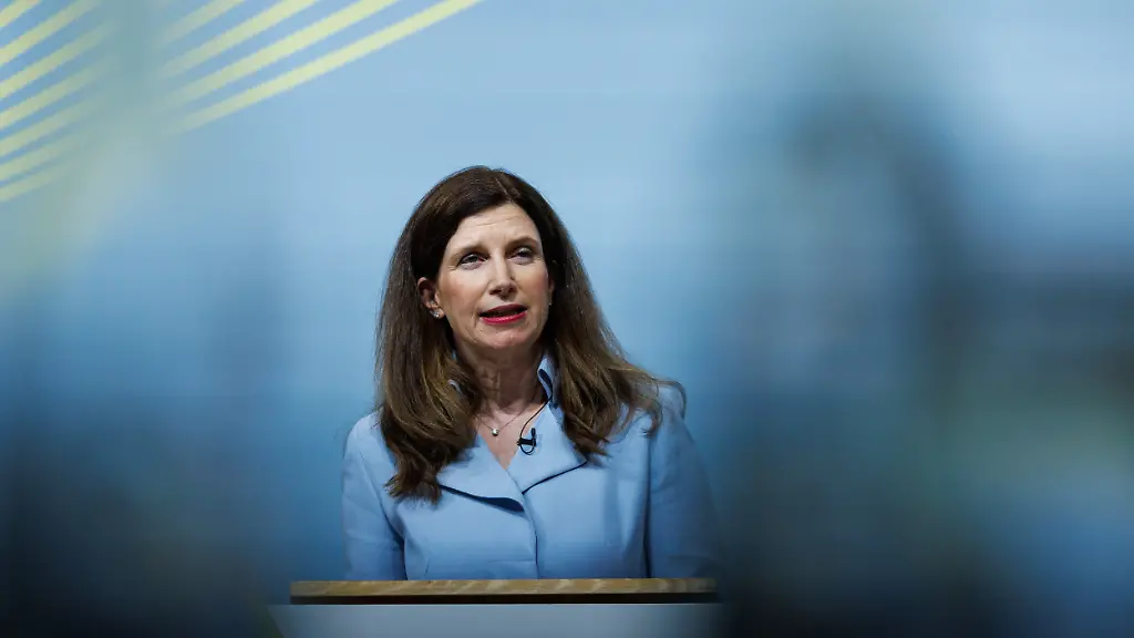 Bettina-Orlopp-Vorstandsvorsitzende-der-Commerzbank-spricht-auf-der-Pressekonferenz-Am-Vormittag-fand-die-Bilanzpressekonferenz-der-Commerzbank-statt