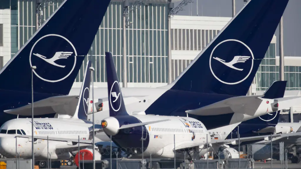 08-04-2020-Bayern-Muenchen-Stillgelegte-Flugzeuge-der-Lufthansa-vorne-stehen-auf-dem-Vorfeld-am-Flughafen-Muenchen-Frankfurt-Main-dpa-In-der-Coronakrise-will-kaum-noch-wer-fliegen-dafuer-wird-aber-die-Luftfracht-immer-wichtiger-Die-Lufthansa-plant-deshalb-den-Ausbau-ihrer-Frachtkapazitaet-indem-sie-aus-vier-Passagierjets-des-Typs-A330-die-Sitze-ausbaut