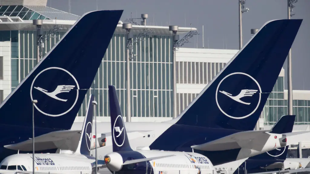 08-04-2020-Bayern-Muenchen-Stillgelegte-Flugzeuge-der-Lufthansa-vorne-stehen-auf-dem-Vorfeld-am-Flughafen-Muenchen-Frankfurt-Main-dpa-In-der-Coronakrise-will-kaum-noch-wer-fliegen-dafuer-wird-aber-die-Luftfracht-immer-wichtiger-Die-Lufthansa-plant-deshalb-den-Ausbau-ihrer-Frachtkapazitaet-indem-sie-aus-vier-Passagierjets-des-Typs-A330-die-Sitze-ausbaut