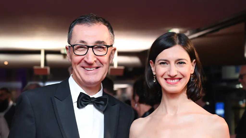 Cem-Oezdemir-l-Buendnis-90-Die-Gruenen-Spitzenkandidat-fuer-die-Landtagswahl-in-Baden-Wuerttemberg-2026-und-Flavia-Zaka-r-betreten-den-Ballsaal-zum-Landespresseball-Erwartet-werden-Besucher-aus-Politik-Wirtschaft-Sport-und-Kultur-im-Kultur-und-Kongresszentrum-Liederhalle