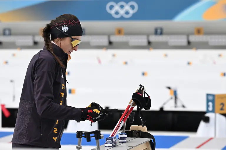 Olympia-Olympische-Winterspiele-Mailand-Cortina-2026-Biathlon-Frauen-Einzel-15-Kilometer-Anterselva-Biathlon-Arena-Vanessa-Voigt-aus-Deutschland-steht-vor-Beginn-des-Rennens-am-Schiessstand