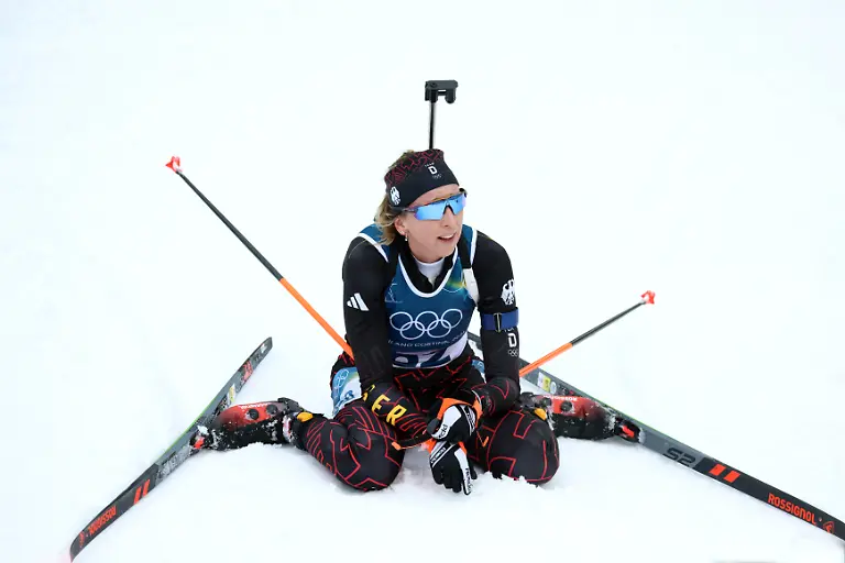 Franziska-Preuss-SC-Haag-beim-Zieleinlauf-zum-Biathlon-Einzel-Frauen-Olympische-Winterspiele-2026-in-Mailand-Cortina-Italien