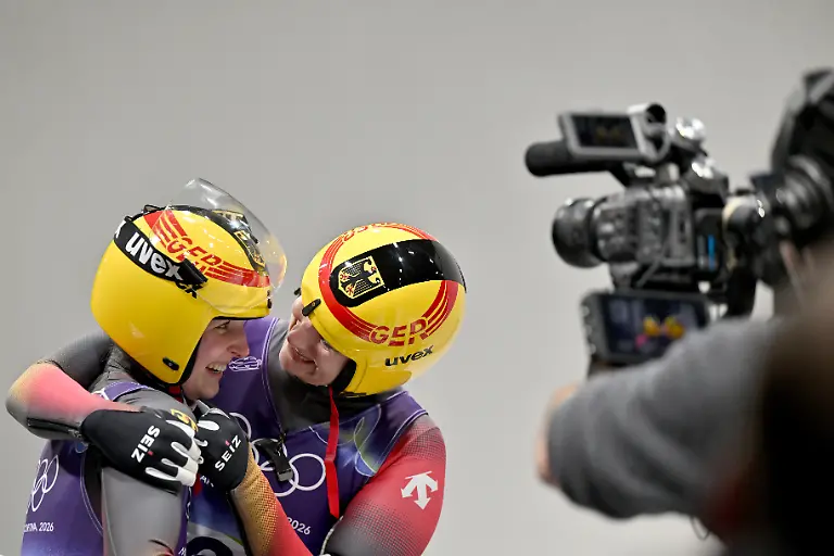 Olympia-Olympische-Winterspiele-Mailand-Cortina-2026-Rodeln-Doppelsitzer-Frauen-Durchgang-2-im-Cortina-Sliding-Centre-Dajana-Eitberger-Deutschland-r-und-Magdalena-Matschina-Deutschland-jubeln-im-Ziel-ueber-den-zweiten-Platz