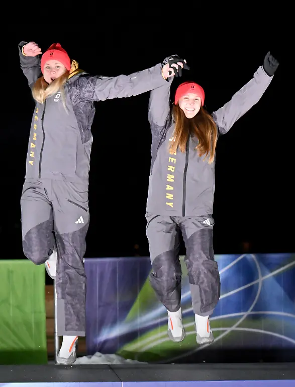 Olympia-Olympische-Winterspiele-Mailand-Cortina-2026-Rodeln-Doppelsitzer-Maenner-Durchgang-2-im-Cortina-Sliding-Centre-Dajana-Eitberger-Deutschland-l-und-Magdalena-Matschina-Deutschland-jubeln-bei-der-Siegerehrung