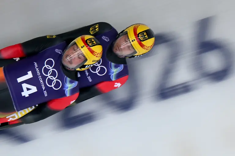 Olympia-Olympische-Winterspiele-Mailand-Cortina-2026-Rodeln-Training-Maenner-Doppelsitzer-Tobias-Wendl-und-Tobias-Arlt-Deutschland-fahren-den-Eiskanal-hinab