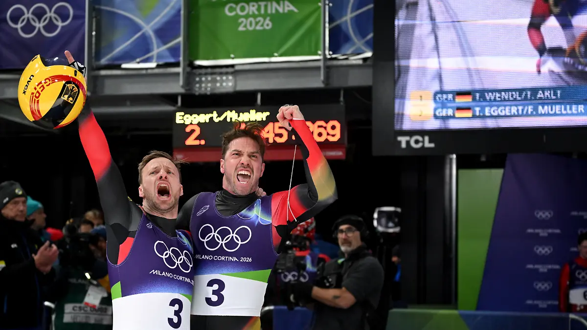 Olympia-Olympische-Winterspiele-Mailand-Cortina-2026-Rodeln-Doppelsitzer-Maenner-Durchgang-2-im-Cortina-Sliding-Centre-Tobias-Wendl-Deutschland-r-und-Tobias-Arlt-Deutschland-jubeln-ueber-den-dritten-Platz